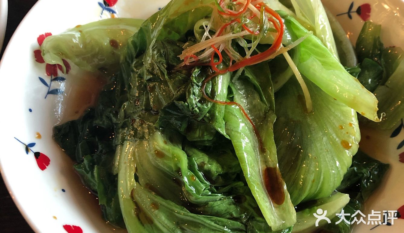 在百家湖附近的一个餐厅，餐厅招牌很大，一个店分隔成两