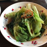在百家湖附近的一个餐厅，餐厅招牌很大，一个店分隔成两