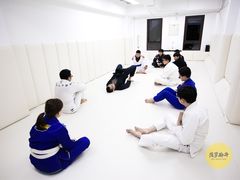 -菠萝格斗巴西柔术训练馆