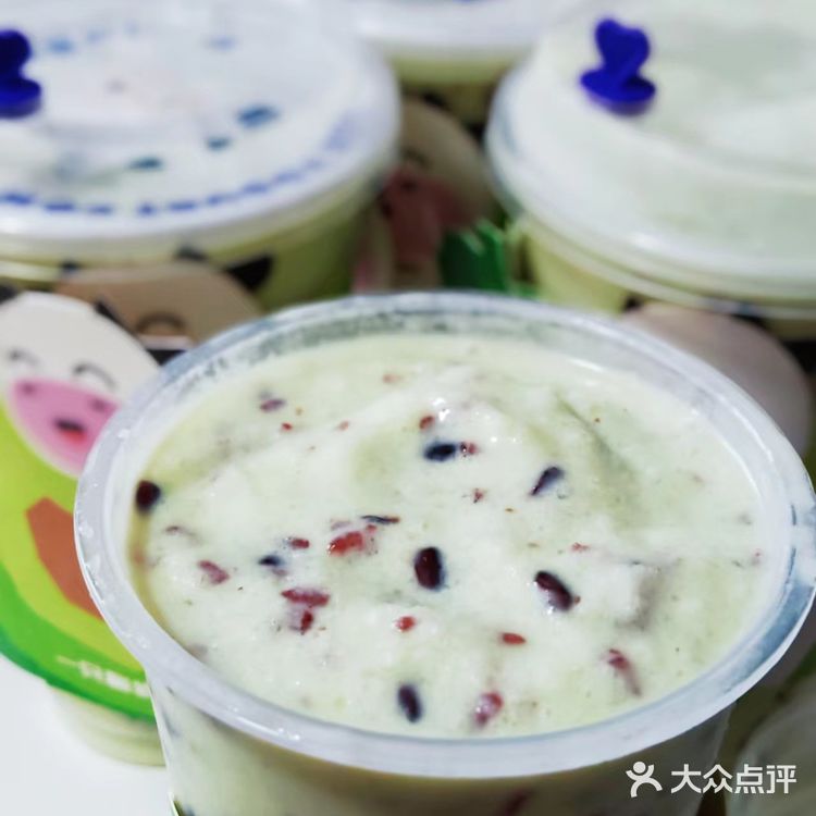 一只酸奶牛新出的牛油果酸奶紫米露，真的是太带感了