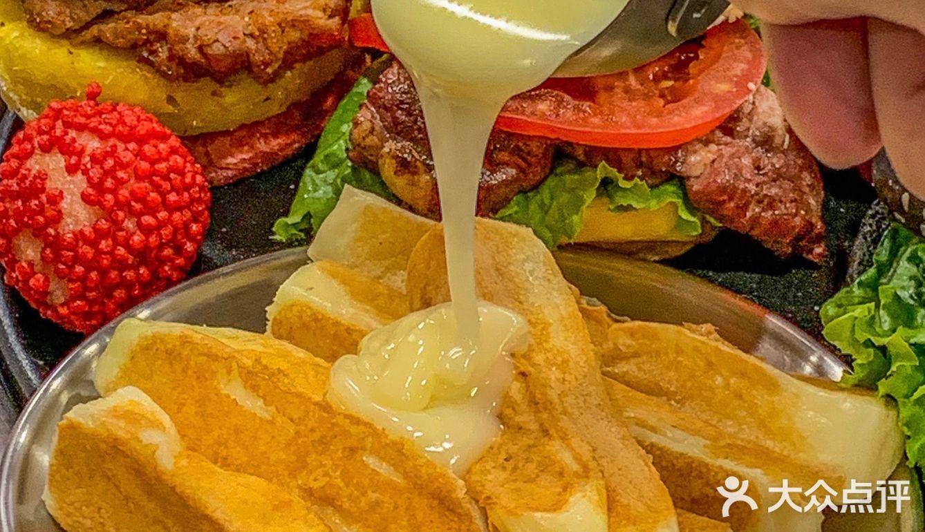 天津烤肉店内卷王‼️Diy小汉堡,芝士条爆好吃