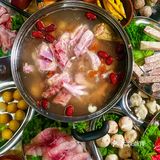 请我在这么破的地方吃饭，你没事儿吧❓