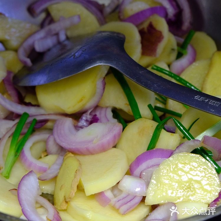 洋葱土豆烤大排 多一份滋味