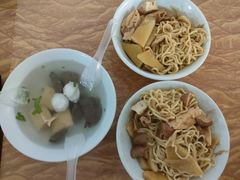 -松树干拌面店