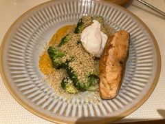 煎三文鱼西兰花藜麦色拉配水波蛋-BAKER&SPICE(安福路店)