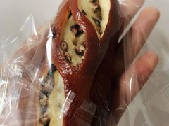 红豆碱水面包-天井·丑面包搭咖啡