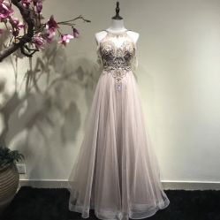 -月月婚纱礼服仓储店(王府井店)