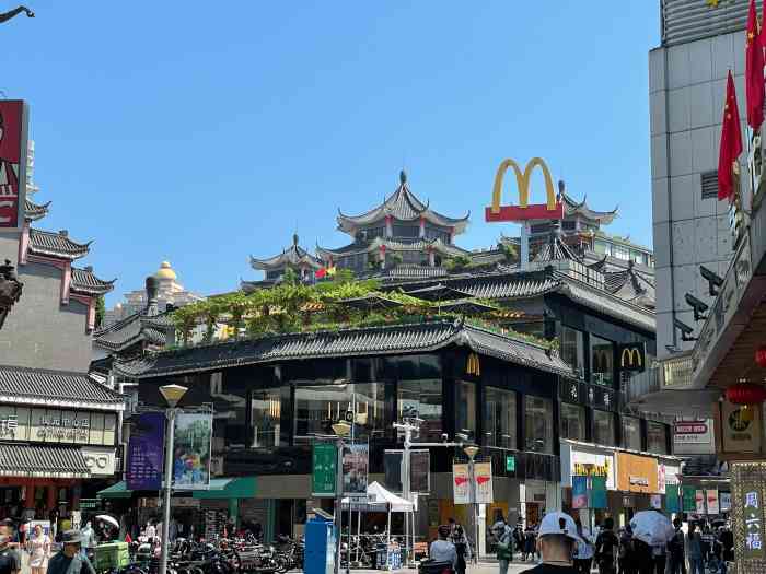 麦当劳(光华店)-"[薄荷]环境:老街站f口,店铺很大有三.