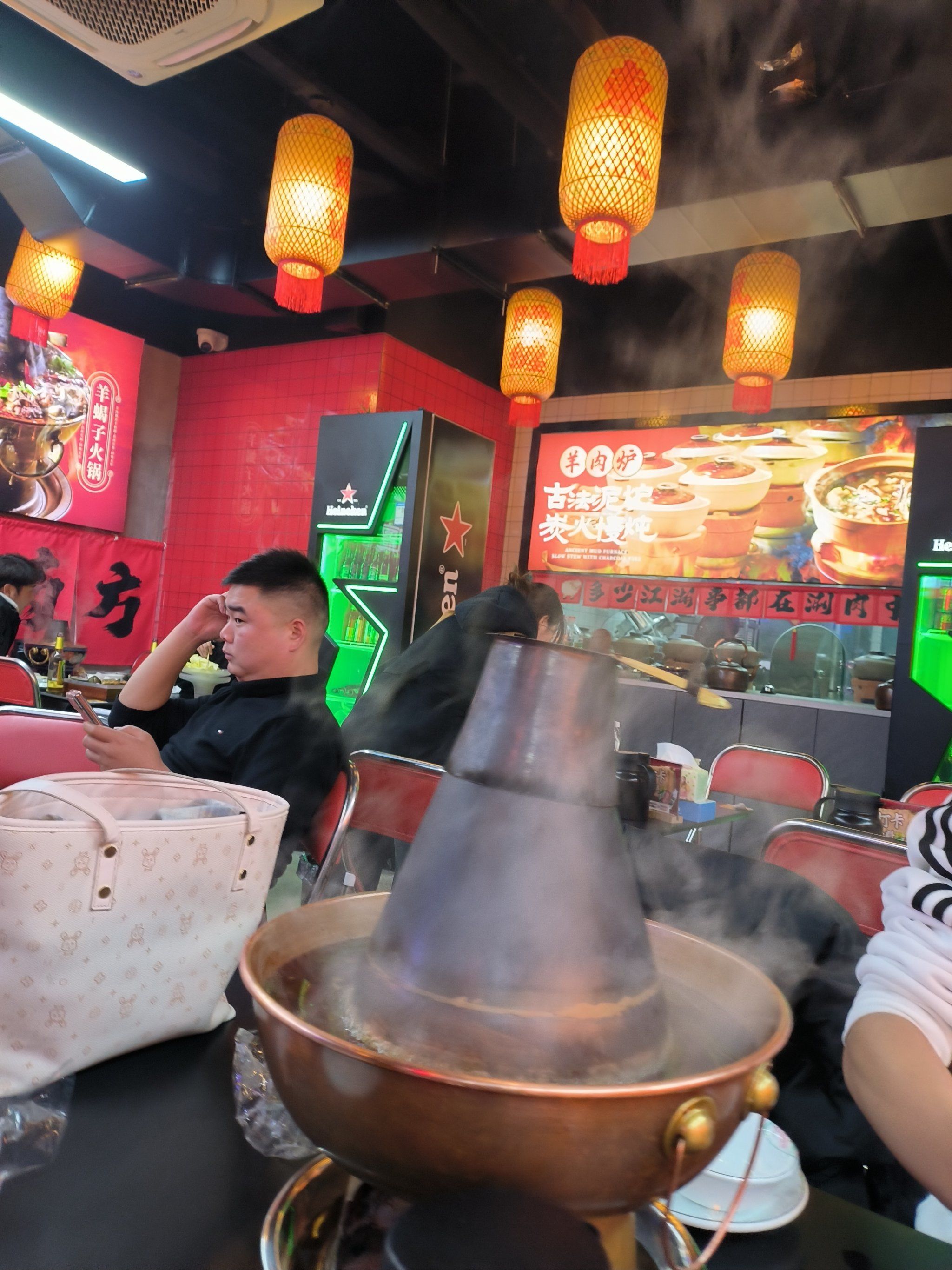 店里生意很好,锅底一上就很香