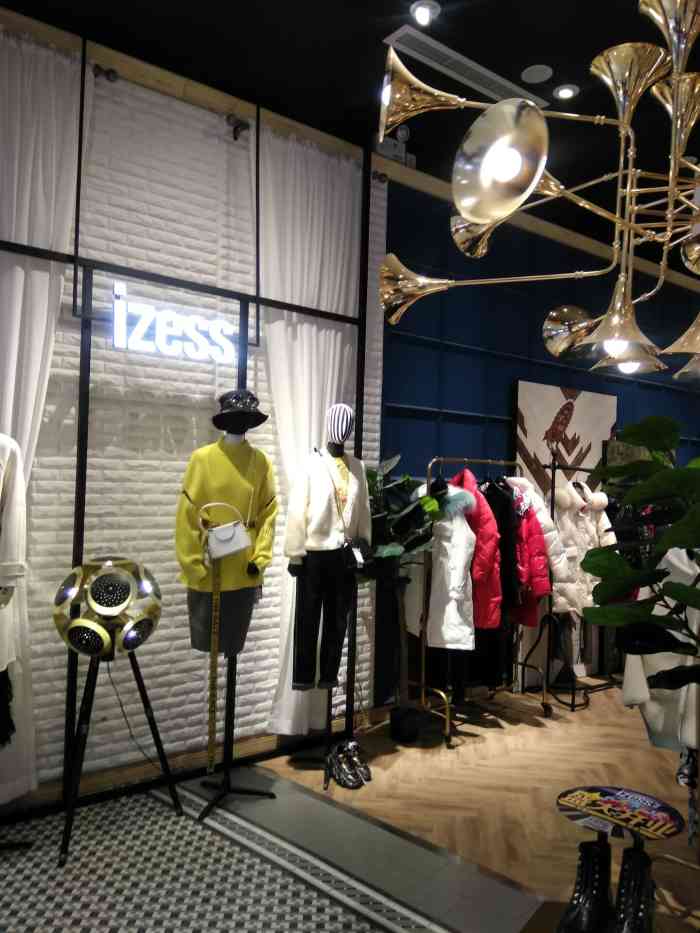 izess(丹尼斯航海天地店)-"丹尼斯航海天地二层的一家女装品牌,在郑州