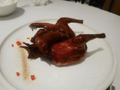 招牌玻璃皮乳鸽-北京厨房(SKP店)