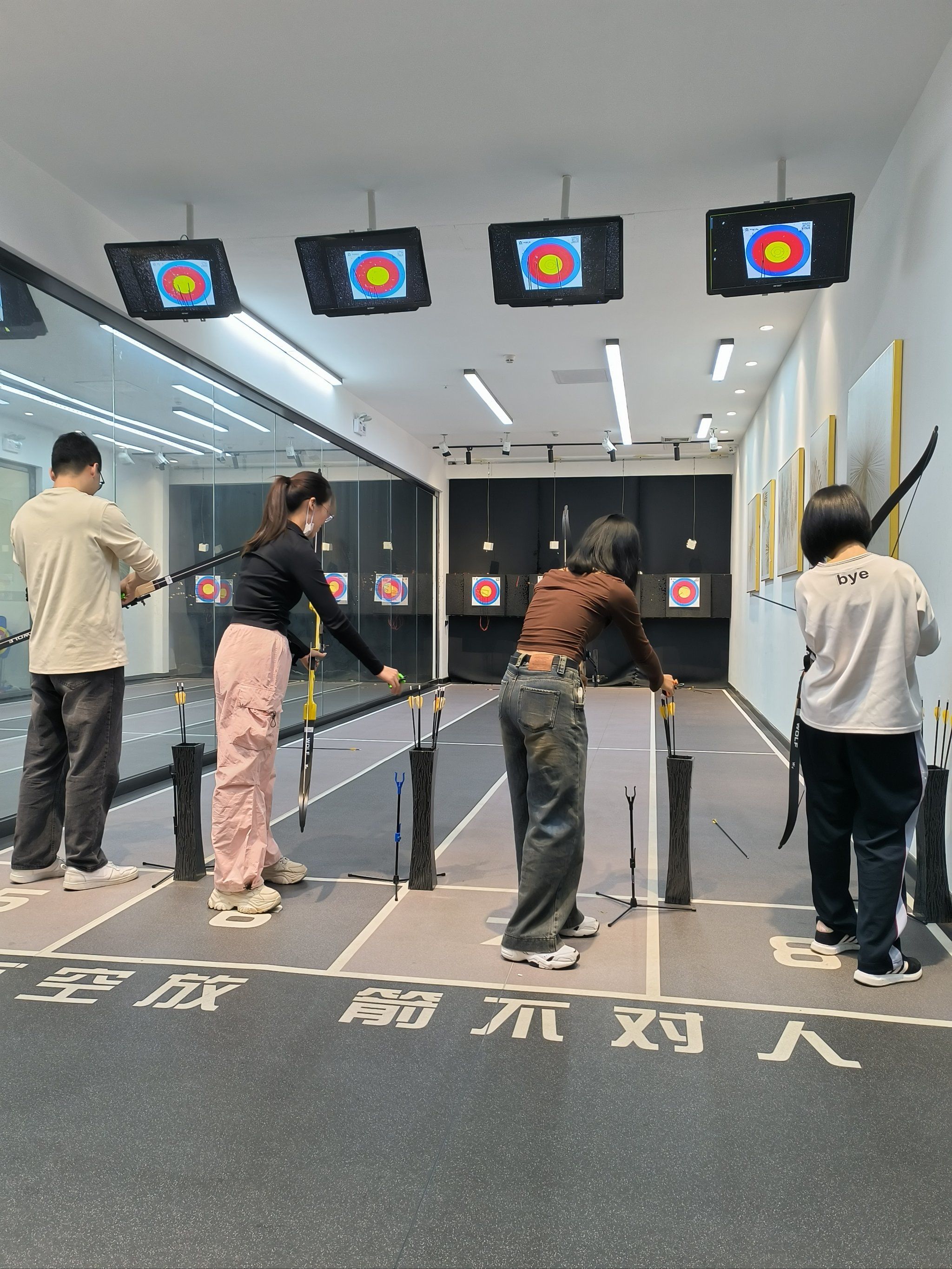 这家射箭馆不仅拥有开阔的场地,还为新手提供了专业的教练辅导,让我们