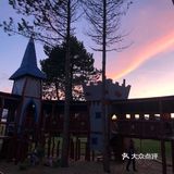 这座城堡酒店与乐高乐园一条马路之隔