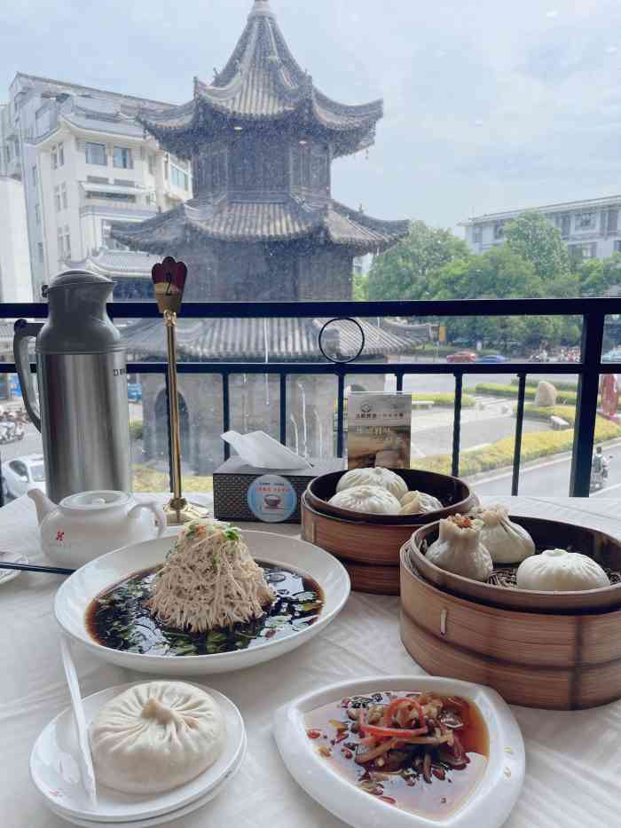 怡园饭店-餐厅"我们每次去都是吃早餐的 早餐的面条很不.