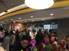 等位区-麦当劳(上百万和城店)