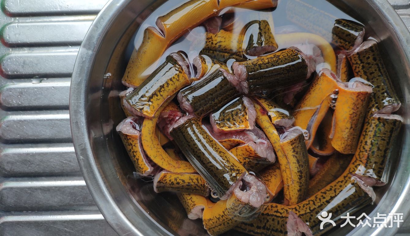 时令家常菜之大蒜烧黄鳝，软糯又咸鲜