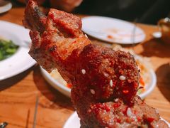 红柳羊肉串-阿里家·新疆烤肉酒場 by MIG