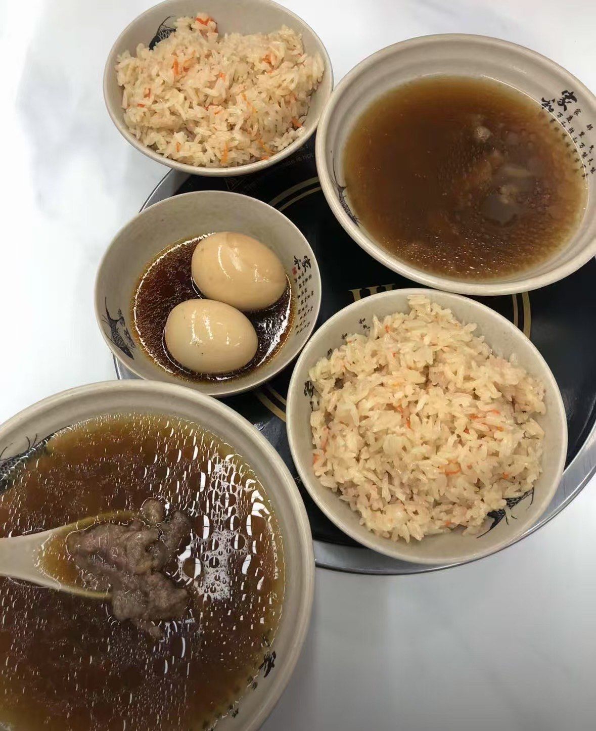 咸饭米粒饱满,香气四溢.牛肉汤更是一绝