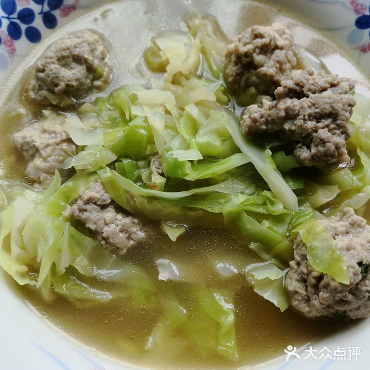 牛心菜搭配自制鲜肉小丸子，简单容易做