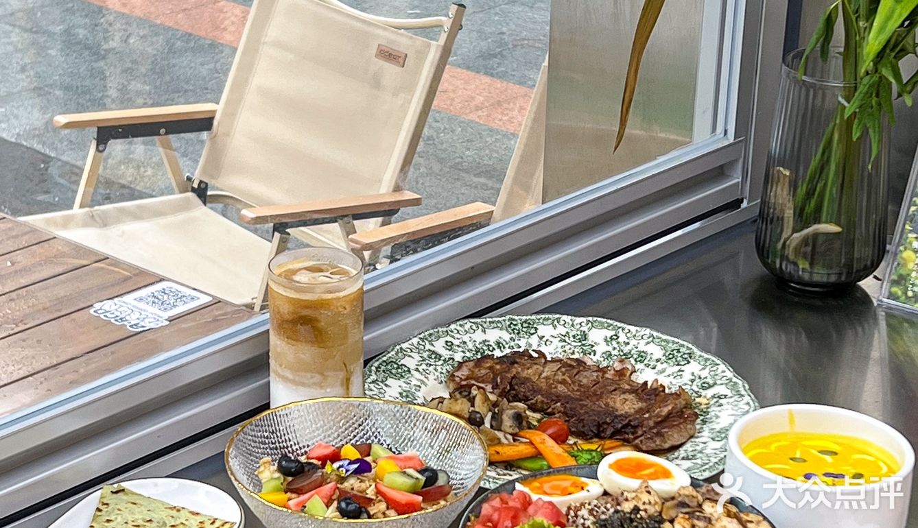 来青岛最爱的街景窗边brunch‼️雨天来好浪漫
