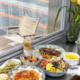 来青岛最爱的街景窗边brunch‼️雨天来好浪漫