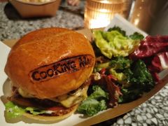 和牛汉堡配蔬菜色拉-Cooking Man(中懋天地店)