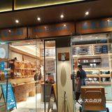 人潮涌动的面包店