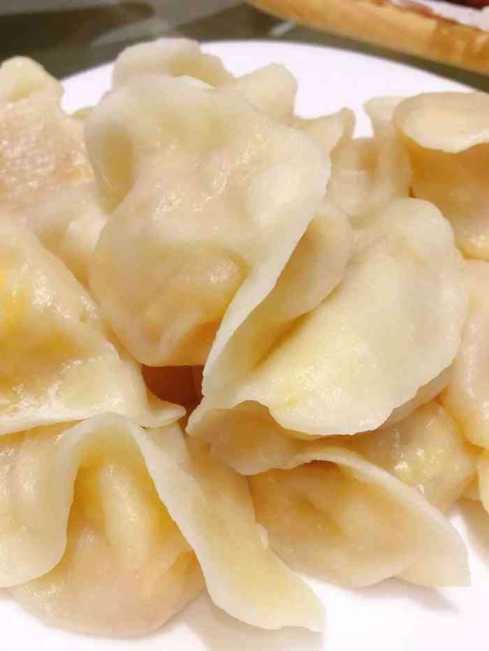 【环境】一楼大厅,二楼包房,进门先在一楼点菜,然后再回到座位上.