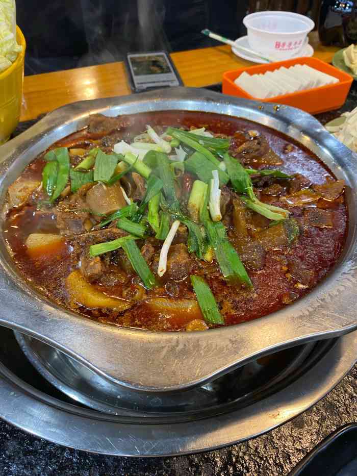 芳芳牛杂(大成路总店)-"芳芳牛杂在大成路上可以说是排队最长的店了.