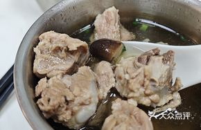 Stewed Pork Ribs with Mushrooms in Clay Pot
