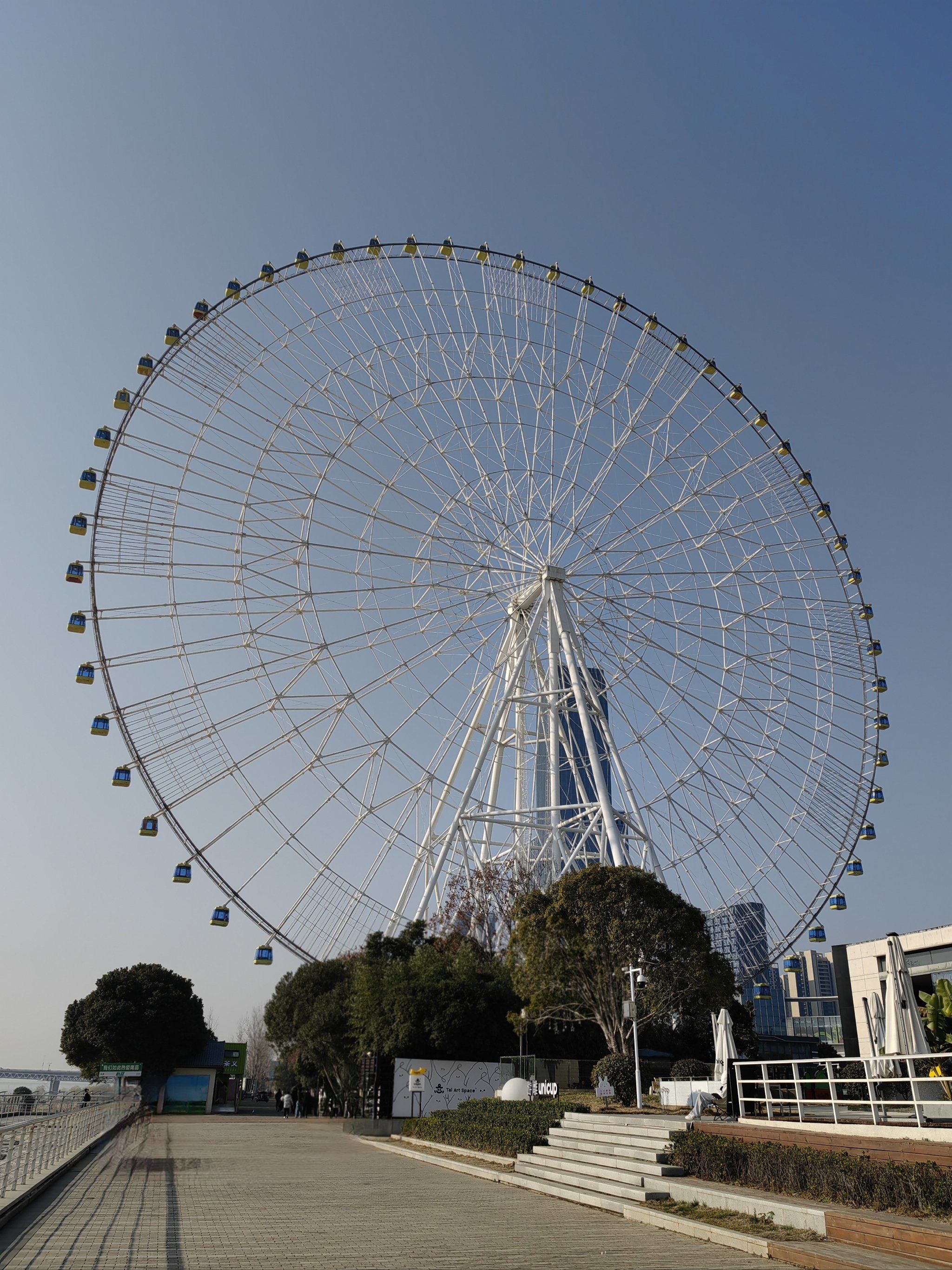 国内最大的摩天轮站在旁边还是很震撼的,我