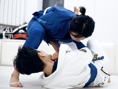 -菠萝格斗巴西柔术训练馆
