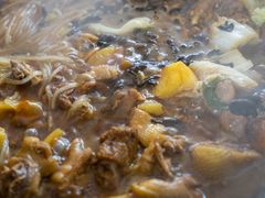 小鸡炖蘑菇-粘豆包柴火铁锅炖