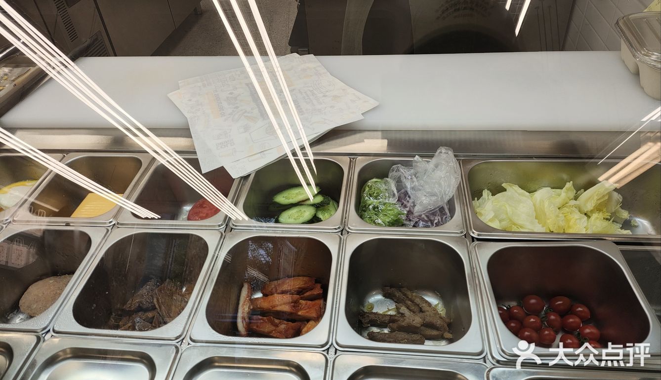 当我走进这家甜品店时，一股香甜的气息立刻扑鼻而来