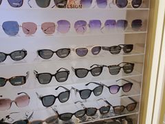 -美式眼镜·授权蔡司.依视路.尼康.豪雅.明月(人民广场店)