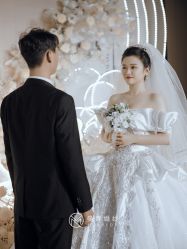 -曼青婚纱礼服馆