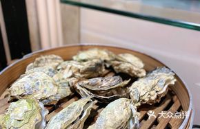 Honeycomb Rushan Oysters with Summer Passion Fruit Jam