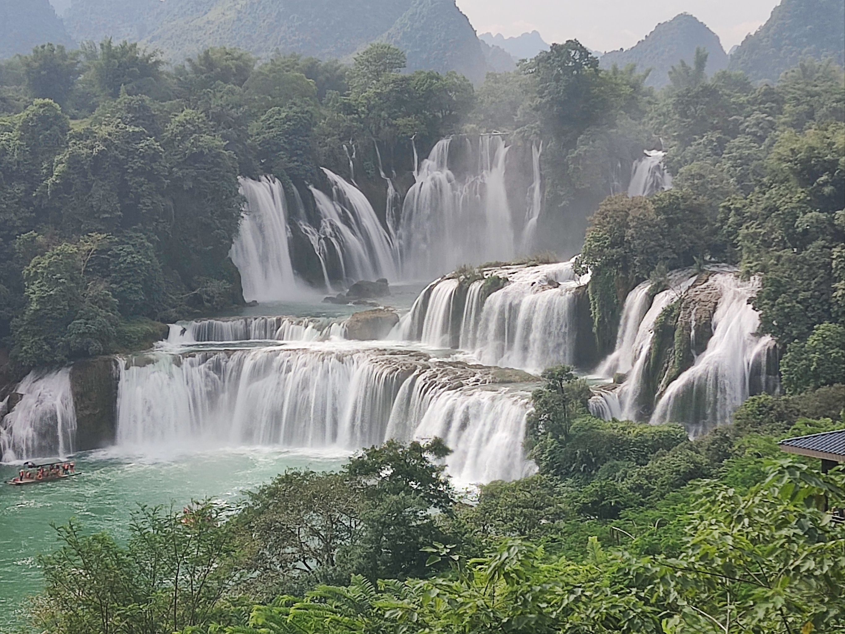 这座落中国和越南两国的德天瀑布,宏伟壮观