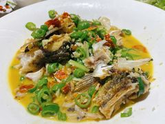 青椒煎鱼头-小芙蓉湘菜馆(易生活购物公园店)