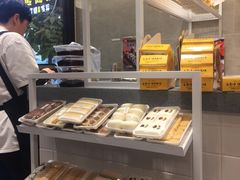 面包甜点陈列柜-传闻来紫菜包饭·打糕(西塔韩百店)