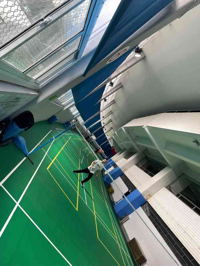 到处都是爆满,这里也不例外 在虹口足球场体育馆公众号上可以预订,1号