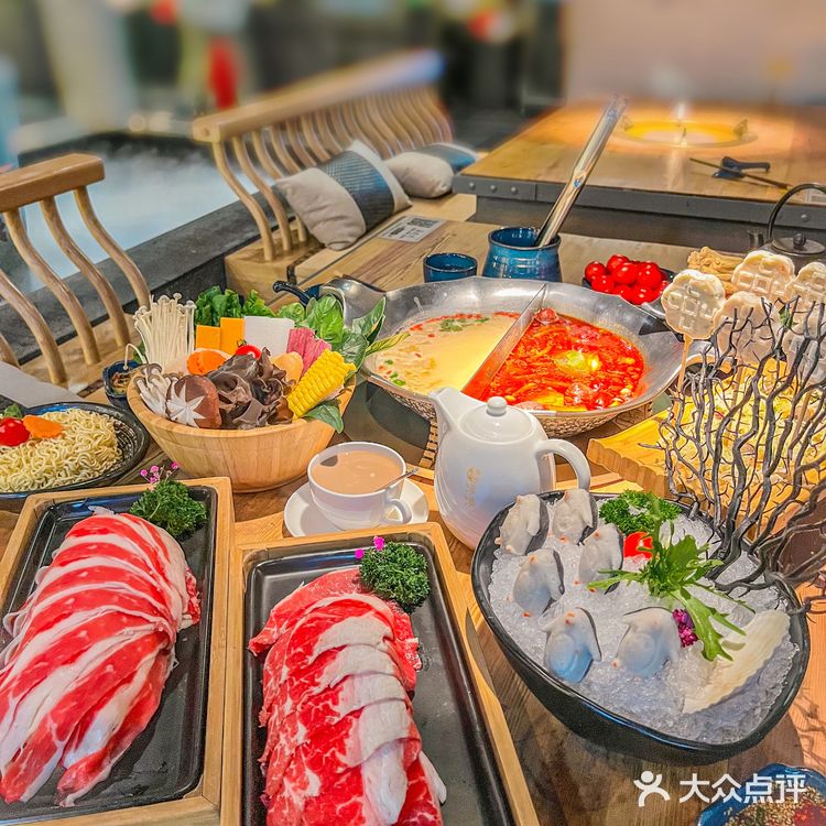 姐妹们,快来湊湊火锅看企鹅跳水啦!