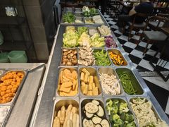 -愉肴麻辣香锅(中山路店)