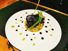 盘煎银鳕鱼配黑橄榄酱汁-AZUL by FUEL蓝色·法式酒馆(琶醍店)