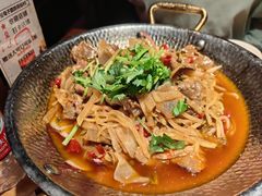 -帅巴人舅母子腊蹄民俗村