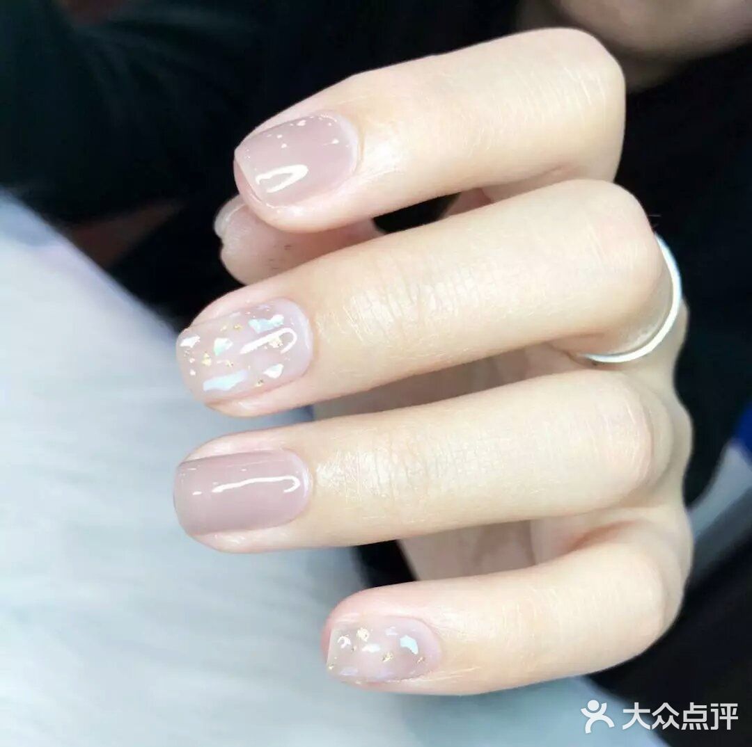 上班族做什么美甲？大方又精致得体~

