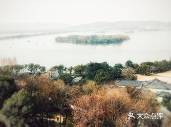 心血来潮像登雷峰塔，耳机里放着吴克群的《法海不懂爱》