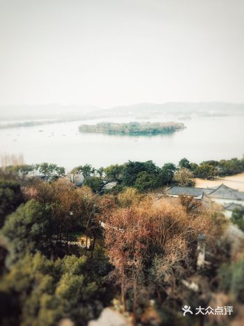 心血来潮像登雷峰塔，耳机里放着吴克群的《法海不懂爱》