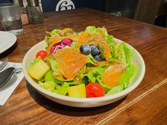 烟熏三文鱼混合生菜树莓油醋汁-Bistro 63 创意融合料理(广粤天地店)