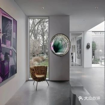 蓝绿相融的水晶座椅是由****制成，魔幻的造型增加了